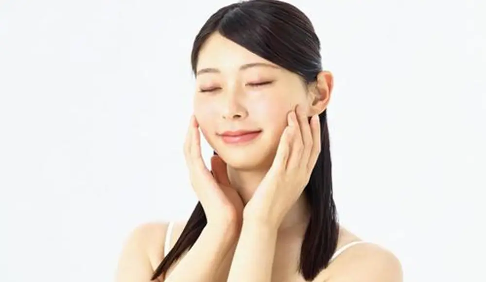 ハイドロフェイシャルにより肌に効果を実感している表情